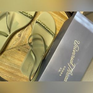 UNIVERSAL THREAD SANDALS